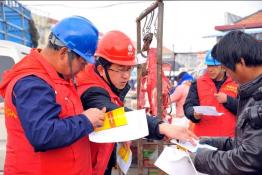 活躍在鄉(xiāng)村大集上的“國家電網(wǎng)彩虹服務隊”