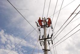 積極開(kāi)展電網(wǎng)搶險(xiǎn)自救確保居民用電