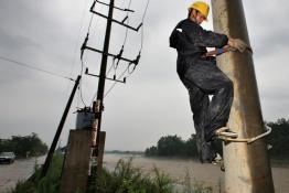 國(guó)網(wǎng)情 心相連---電力沖鋒舟挺進(jìn)北川老縣城