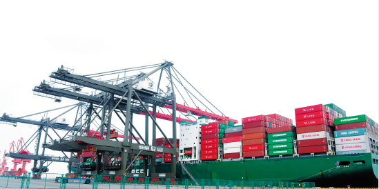 推廣電能替代 廈門建成全國首個(gè)零排放、全電動、全自動碼頭