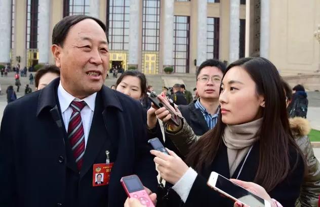 △全國(guó)政協(xié)委員劉吉臻（左）接受中國(guó)電力報(bào) 中電新聞網(wǎng)記者采訪。中國(guó)電力報(bào) 中電新聞網(wǎng)記者 王飛 攝。