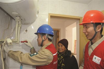 3月4日，值“向雷鋒同志學(xué)習(xí)”紀(jì)念日到來之際，南京浦口供電營業(yè)部組織“紅馬甲”青年志愿服務(wù)隊(duì)員一行4人來到浦口區(qū)江浦街道新河社區(qū)，開展以“志愿服務(wù)進(jìn)社區(qū)寧電春風(fēng)暖人心”為主題的學(xué)雷鋒服務(wù)活動(dòng)，上門為殘疾人、孤寡老人等弱勢群體義務(wù)檢修線路、排除隱患、宣傳安全用電常識(shí)。圖為服務(wù)隊(duì)員為80周歲的孤寡老人竇文華維修電熱水器插座、照明燈具。趙瑞斌張瑋