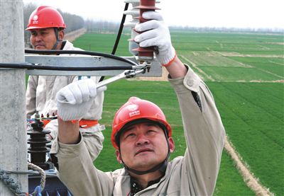 盱眙是蘇北農(nóng)業(yè)大縣，為更好地做好春耕春種用電服務(wù)工作，3月份以來，盱眙縣供電公司組織員工對(duì)該縣19個(gè)鄉(xiāng)鎮(zhèn)615個(gè)電灌站設(shè)備、線路進(jìn)行巡視，消除避雷器損壞、電桿傾斜、變壓器缺油等缺陷45個(gè)，當(dāng)好農(nóng)民春耕春種后勤兵。圖為3月5日盱眙縣供電公司兩名員工為該縣鐵佛鎮(zhèn)李圩村電灌站更換避雷器。