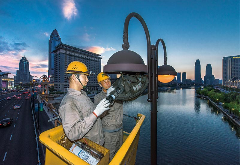 精心維護(hù)夜景燈 為城市增光添彩