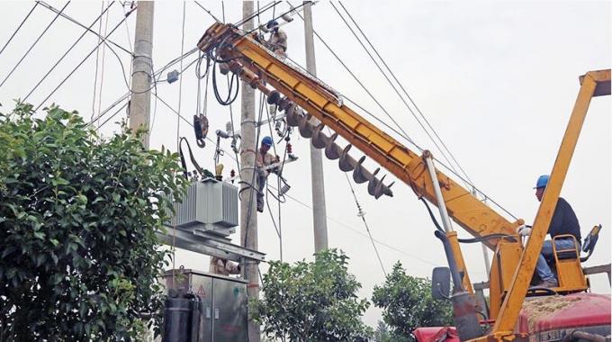新裝變壓器 農(nóng)民用電更可靠