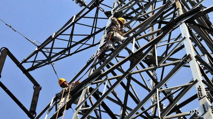 高空帶電更換瓷質(zhì)絕緣子 保障主電網(wǎng)穩(wěn)定運行