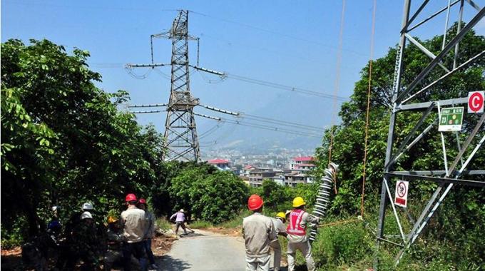 高空帶電更換瓷質(zhì)絕緣子 保障主電網(wǎng)穩(wěn)定運行