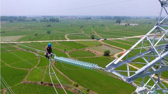 高空架設(shè)電力“大動脈”確保秋糧豐產(chǎn)豐收
