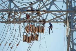 戈壁灘上架線(xiàn)