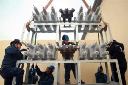 國網(wǎng)濟源供電公司改造設(shè)備，精益運維