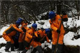 春節(jié)堅守崗位 “銀色蜘蛛俠”成功挑戰(zhàn)世界最高等級帶電作業(yè)