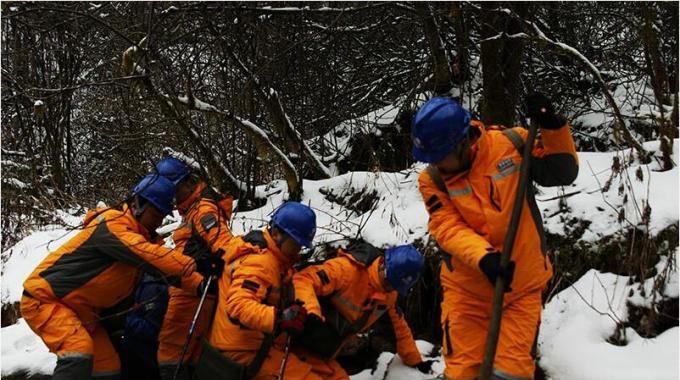 春節(jié)堅守崗位 “銀色蜘蛛俠”成功挑戰(zhàn)世界最高等級帶電作業(yè)