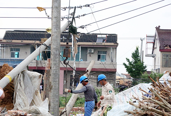 圖為抗風(fēng)災(zāi)保供電