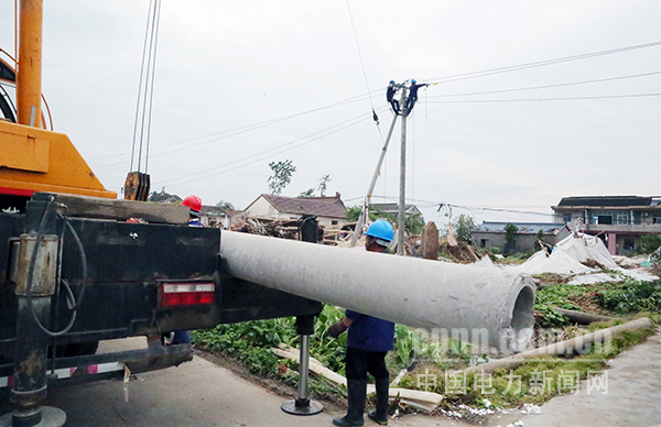 圖為抗風(fēng)災(zāi)保供電