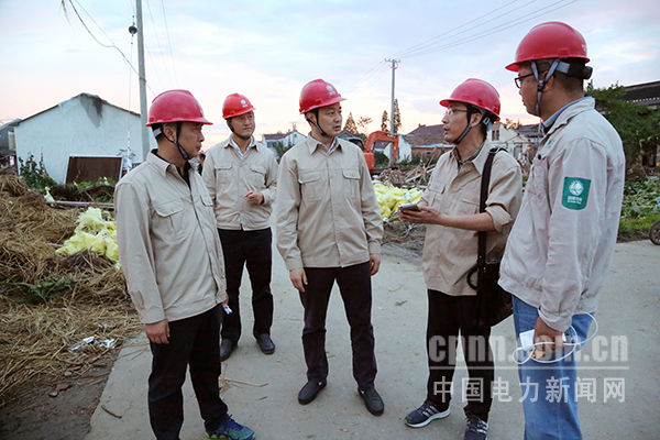 圖為抗風(fēng)災(zāi)保供電