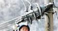 《情暖大山》四川達州供電公司員工在大山深處除冰保電。（何健 攝）