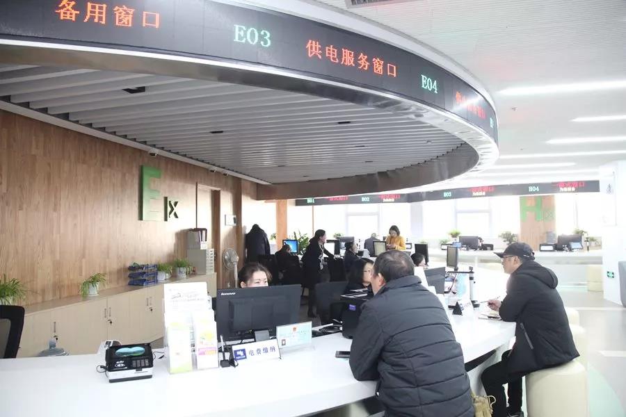 昆明供電局“互聯(lián)網(wǎng)+供電服務(wù)”入駐盤龍區(qū)政務(wù)服務(wù)中心