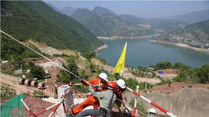 500千伏盤(pán)龍一回200號(hào)長(zhǎng)江大跨越搶修開(kāi)始組立新塔