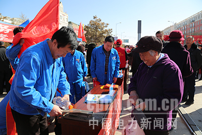 烏拉山電廠:學(xué)雷鋒活動(dòng)走進(jìn)社區(qū)