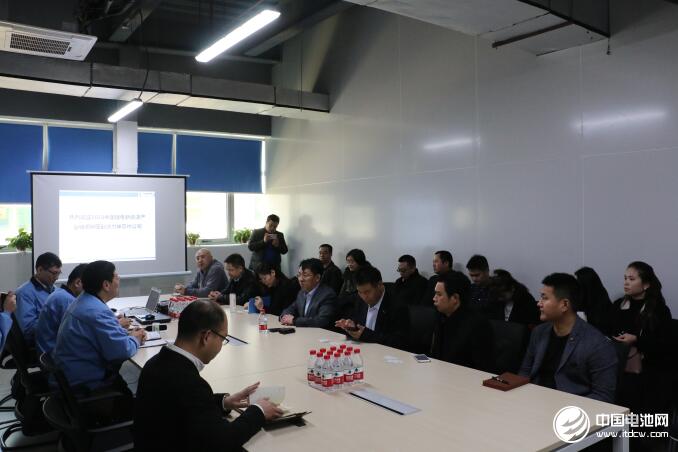 中國(guó)鋰電新能源產(chǎn)業(yè)鏈調(diào)研團(tuán)一行與蘇州力神相關(guān)領(lǐng)導(dǎo)交流、座談