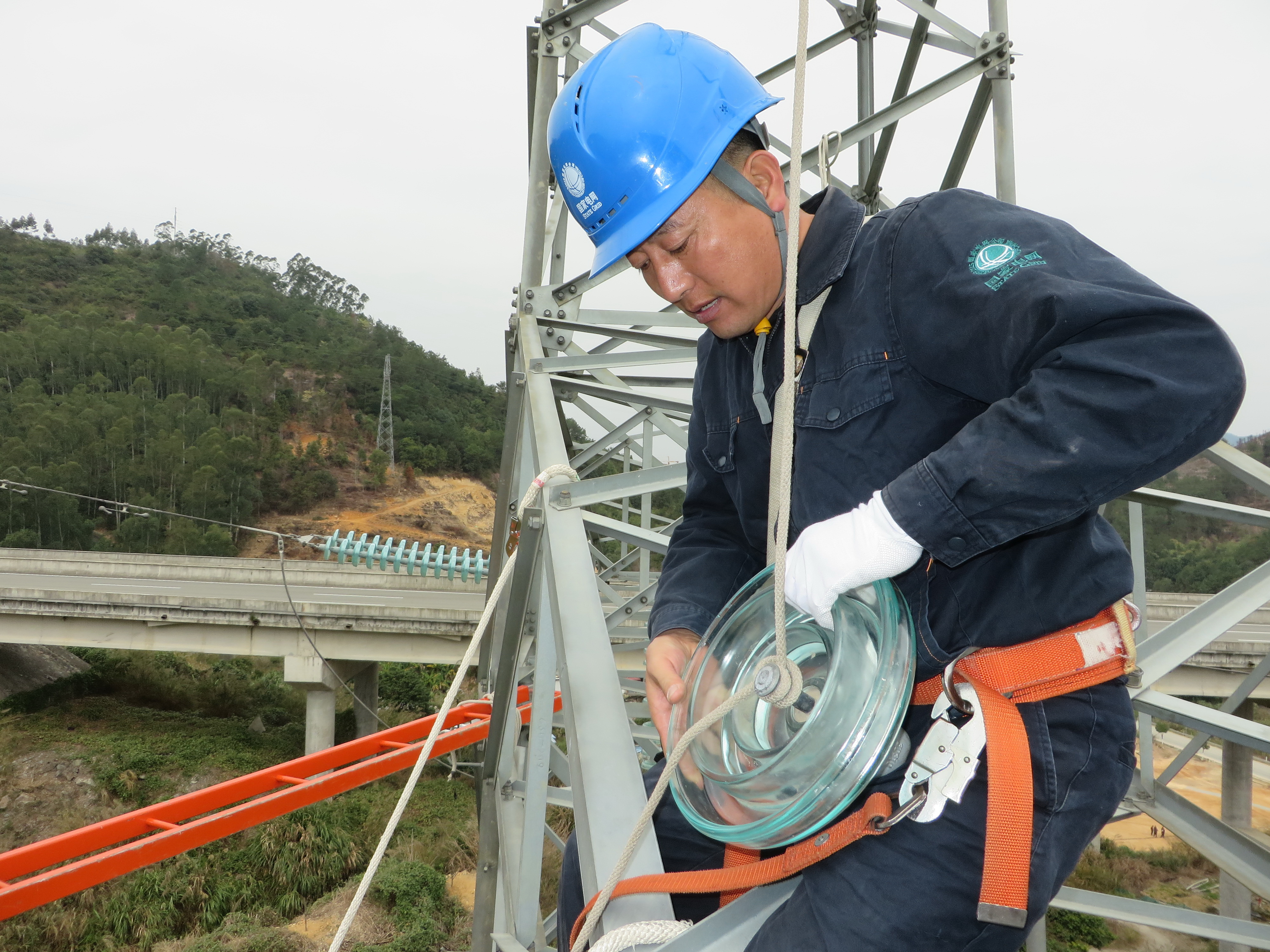 福州供電高空帶電更換受損設(shè)備