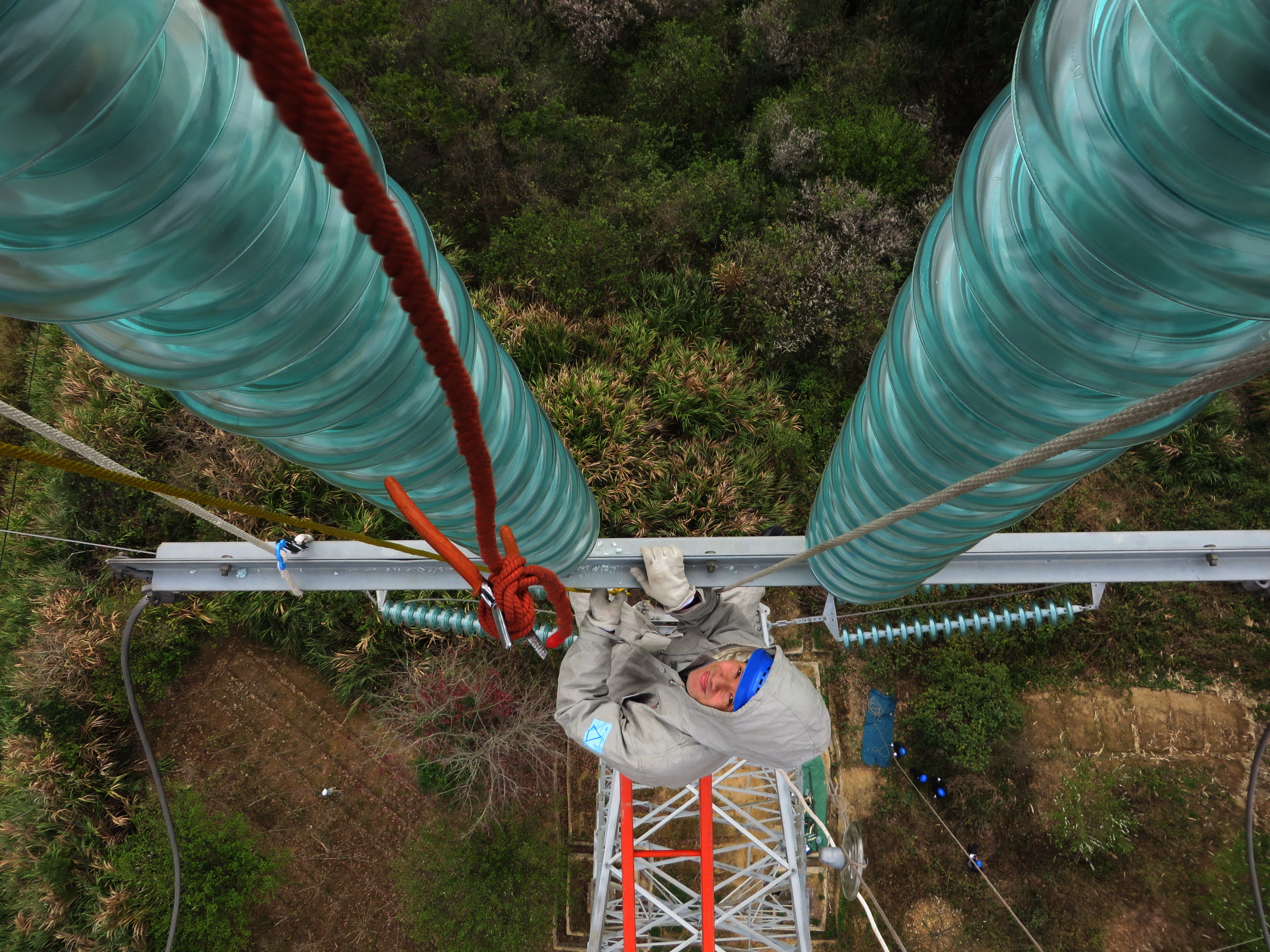 福州供電高空帶電更換受損設(shè)備