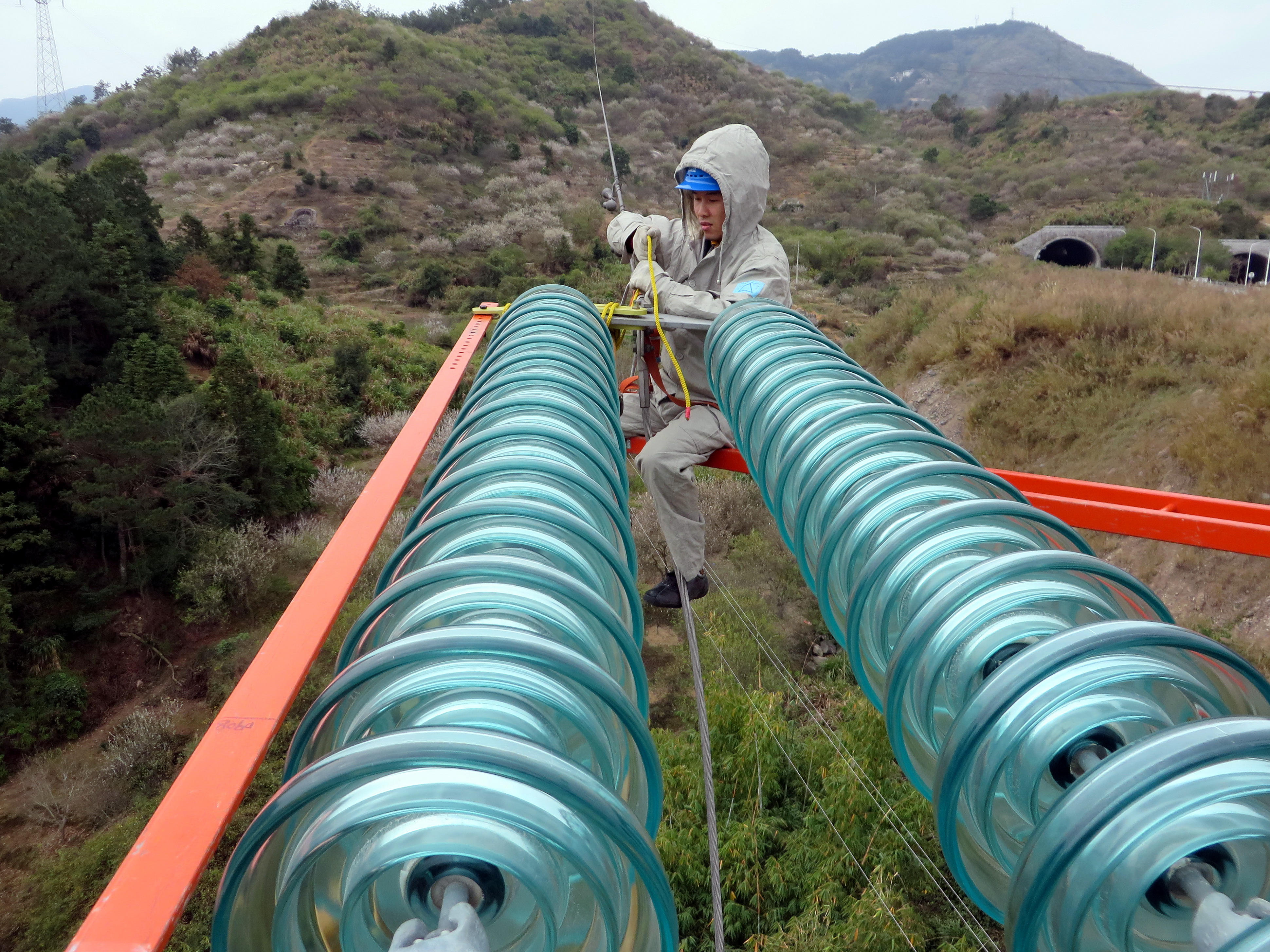 福州供電高空帶電更換受損設(shè)備