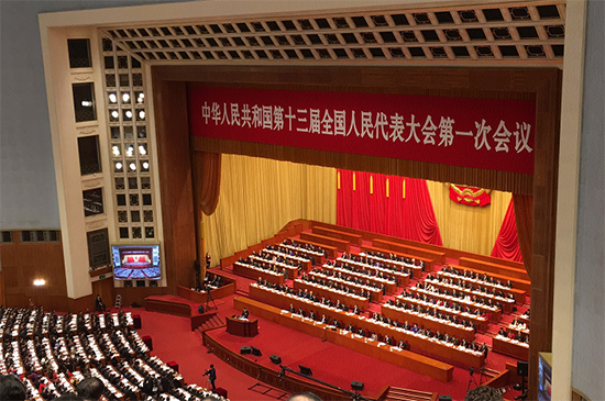  兩會代表議新能源汽車增長的“絆腳石”  推動新能源汽車產(chǎn)業(yè)發(fā)展