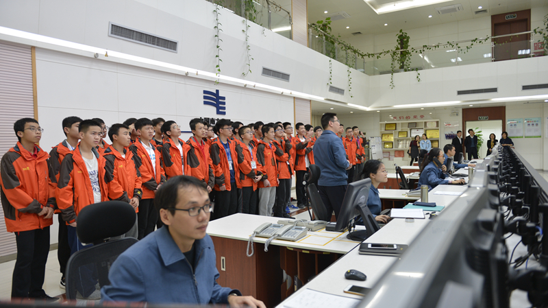 貴港供電局中學(xué)生看電網(wǎng)開(kāi)啟新世界