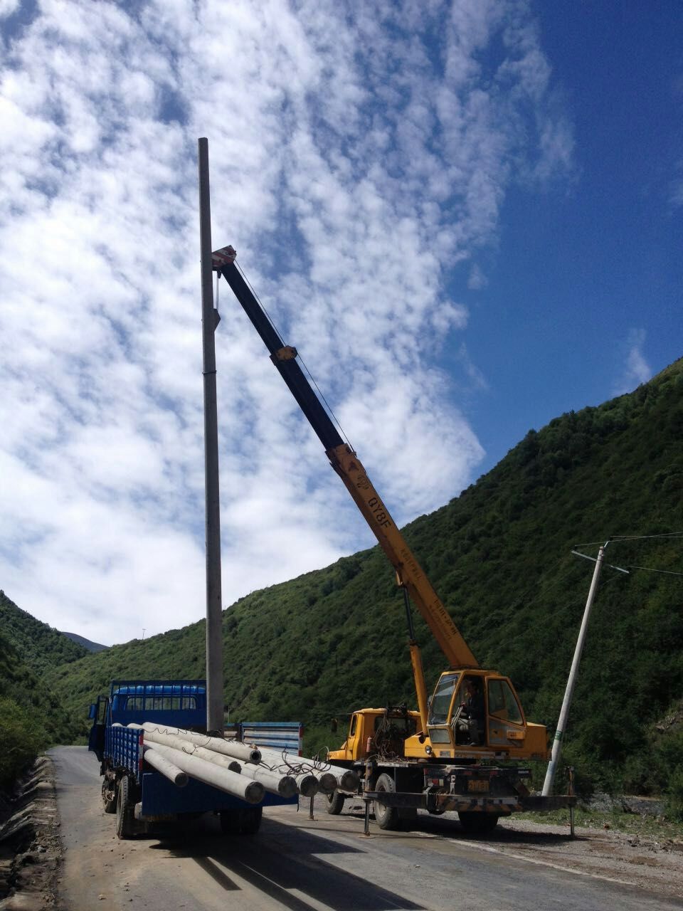 青海電力緊急搶修尕楞鄉(xiāng)受損電力設(shè)施