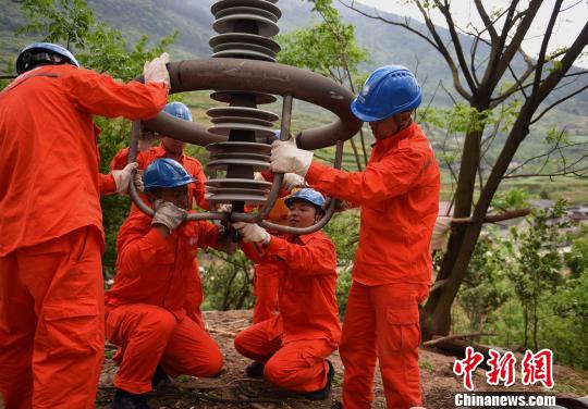 圖為電力工人首次在特高壓復奉線重慶段開展整串絕緣子串更換工作?！≈芤?攝