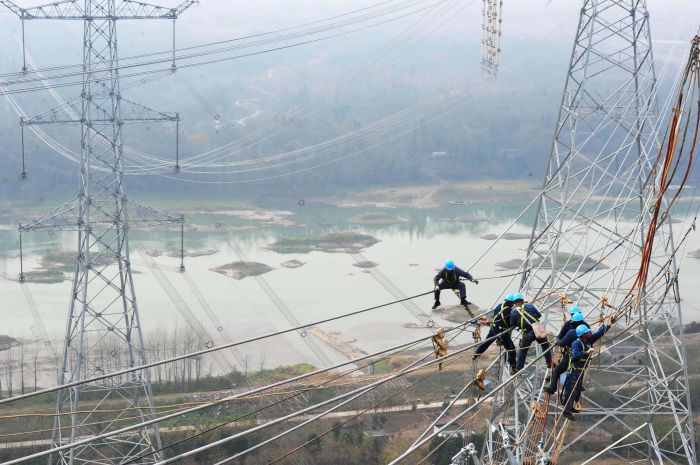 準(zhǔn)東至皖南±1100千伏特高壓線路皖3標(biāo)段在安徽蕪湖市南陵縣跨越淮南至上海1000千伏特高壓線路施工，這是世界交直流最高電壓等級(jí)線路的一次交匯。（鄭賢列攝）