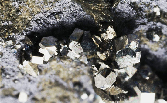 撐不住了！鋰電池明星金屬鈷價(jià)格單日跌近4%