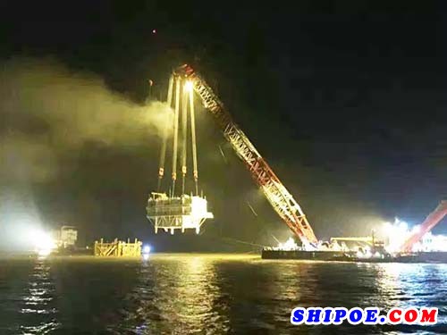 振華重工成功完成國內(nèi)最大海上風場首座升壓站吊裝