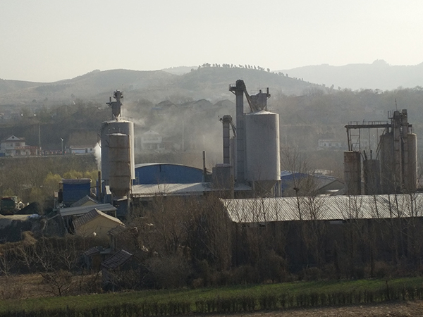 山東青州環(huán)保局回應(yīng)“工廠占河道直排廢氣”：是灘涂，未超排