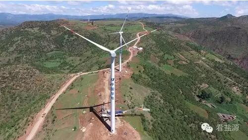 華電在川首臺風(fēng)力發(fā)電機(jī)吊裝成功