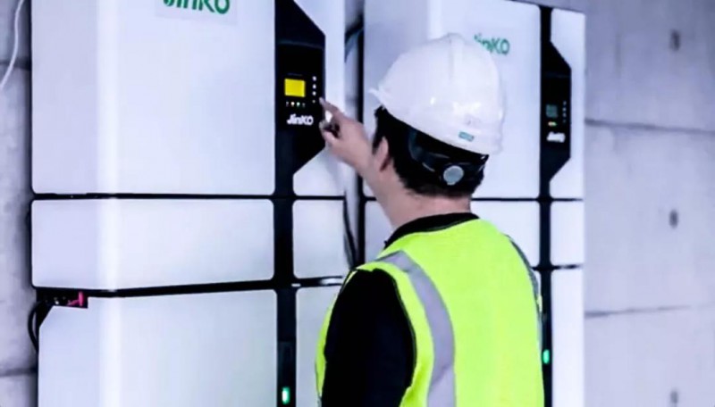 晶科助力寶馬打造中國首個(gè)光儲(chǔ)充車棚試點(diǎn)項(xiàng)目