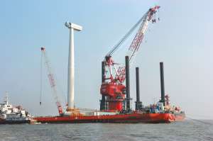 首臺(tái)海上風(fēng)機(jī)在如東成功吊裝 實(shí)現(xiàn)海上風(fēng)電零突破