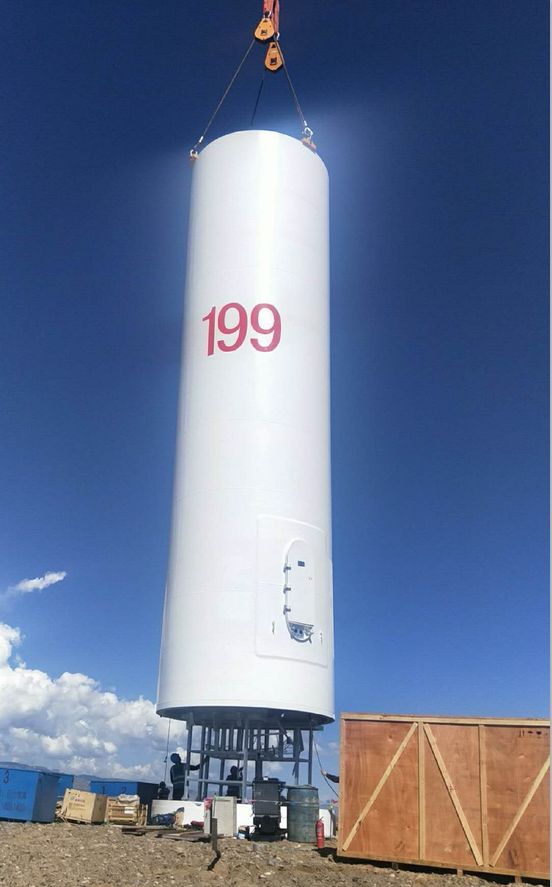 青海共和45萬(wàn)千瓦風(fēng)電項(xiàng)目首批塔筒順利吊裝