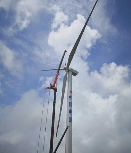 廣西賀州大桂山(40MW)風(fēng)電場首臺風(fēng)電機組吊裝完成