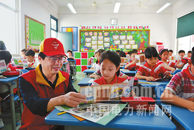 近日，浙江富陽供電公司紅船共產(chǎn)黨員服務(wù)隊走進(jìn)校園，隊員們用自制的用電教具，簡單易懂地向孩子們介紹電力常識和安全用電方法，增強(qiáng)孩子們的自我保護(hù)意識。