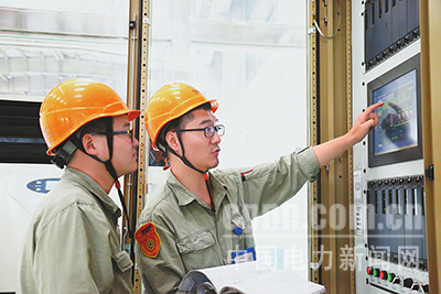 近日，國(guó)電哈密煤電開發(fā)有限公司在2號(hào)機(jī)組檢修期間，開展了“C修微課堂”崗位練兵活動(dòng)，助力青工成長(zhǎng)成才，掀起了“學(xué)技術(shù)、提素質(zhì)”的熱潮。圖為該公司電氣二次班勵(lì)磁專工在講解勵(lì)磁小電流試驗(yàn)原理。