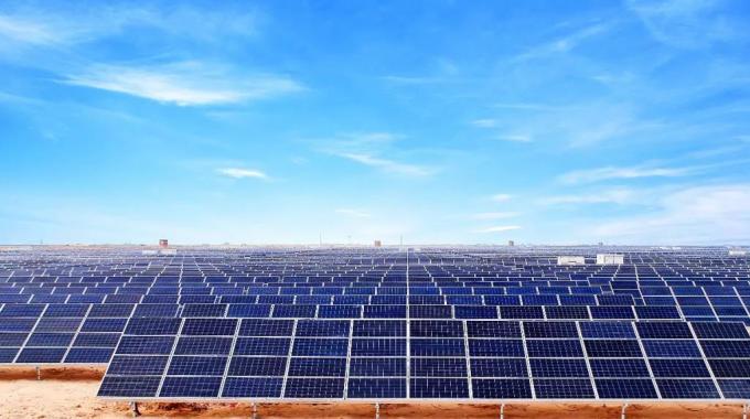 非洲最大光伏項(xiàng)目★  阿爾及利亞光伏電站★  1月18日，阿爾及利亞233兆瓦光伏電站項(xiàng)目最后一個(gè)電站——巴特納站成功并網(wǎng)發(fā)電。至此，該國首個(gè)大規(guī)模光伏電站全部并網(wǎng)發(fā)電。