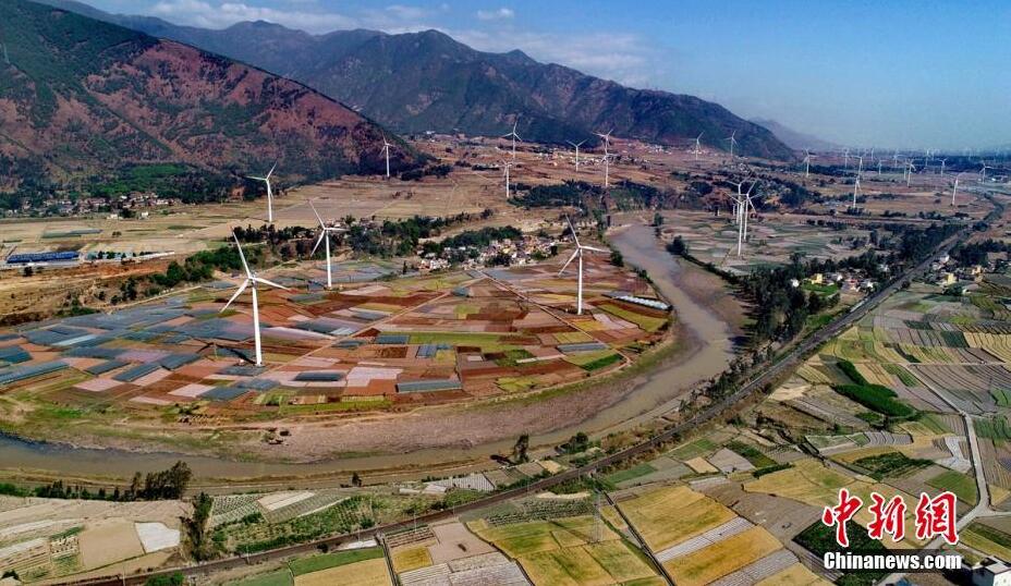 4月8日，四川德昌縣安寧河峽谷200余座風(fēng)電，與成昆鐵路、京昆高速公路、田園和大山相融，成為一道靚麗的風(fēng)景。