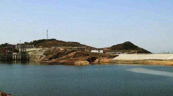 湖北白蓮河抽水蓄能電站（建成）  湖北白蓮河抽水蓄能電站位于黃岡市羅田縣，它擔(dān)負(fù)著調(diào)峰、填谷、調(diào)頻、調(diào)相和事故備用等任務(wù)，對(duì)湖北乃至華中電網(wǎng)安全、經(jīng)濟(jì)、穩(wěn)定有巨大作用。