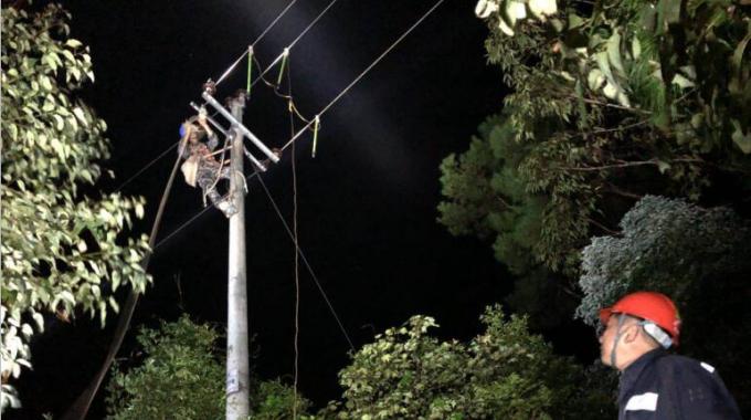     組織1275人次對(duì)欽州網(wǎng)區(qū)20個(gè)變電站、26條輸電線路、129條配電線路交叉跨越點(diǎn)安全隱患進(jìn)行全面排查，梳理轄區(qū)設(shè)電安全隱患整改清單，以“清單式”管理模式，走訪轄區(qū)鎮(zhèn)政府，由政府協(xié)助解決了欽北區(qū)、欽南區(qū)34處樹障隱患難題。