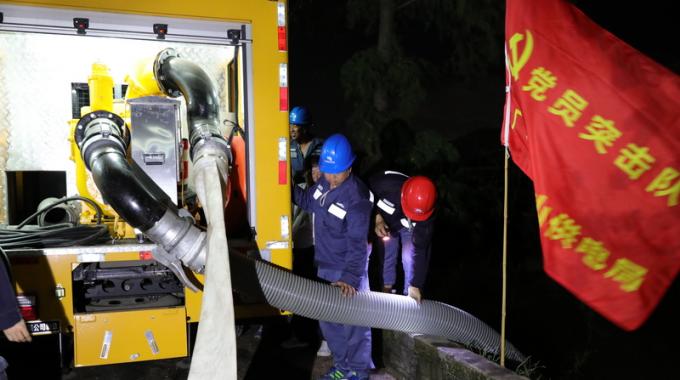 據(jù)了解，在實戰(zhàn)中應(yīng)用應(yīng)急排澇車進(jìn)行搶修，屬廣東電網(wǎng)首次。