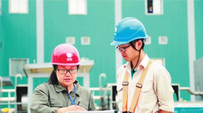  　　堅(jiān)守者：陳文強(qiáng)  　　堅(jiān)守崗位：直流檢修員  　　堅(jiān)守年限：5年  　　國(guó)慶假期將近，浙江電力檢修公司的陳文強(qiáng)站在±800千伏紹興換流站換流變廣場(chǎng)。這里正在進(jìn)行2018年年度檢修。