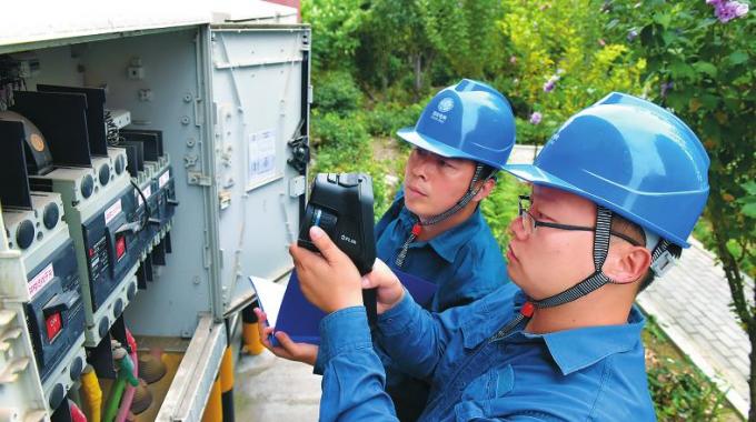  　　堅(jiān)守者：王海林、張?chǎng)? 　　堅(jiān)守崗位：營(yíng)業(yè)配電員  　　堅(jiān)守年限：7年  　　國(guó)慶來臨，山東淄博供電公司石橋供電所的王海林和張?chǎng)蜗裢Ｒ粯?，整理巡線用的裝備，戴好安全帽、掛上望遠(yuǎn)鏡，一天的設(shè)備巡視工作就這樣開始了。