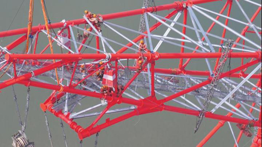 舟山380米高輸電雙子塔順利結(jié)頂再創(chuàng)世界新紀錄